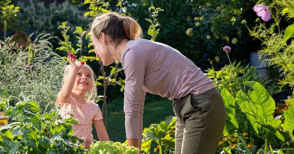 Wir Garten-Menschen Frau und Mädchen im Garten